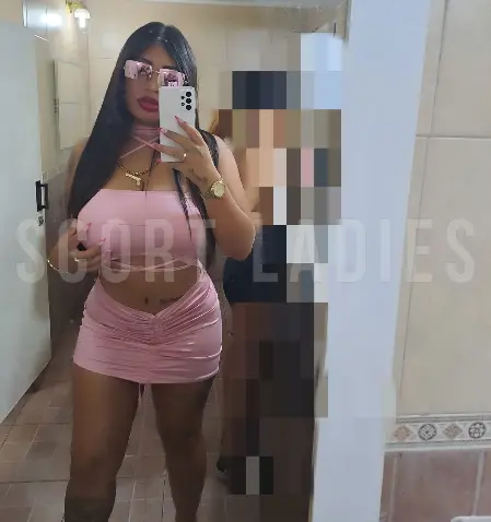 Una morocha muy hot que te espera calentita