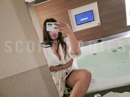 Una morocha muy hot que te espera calentita