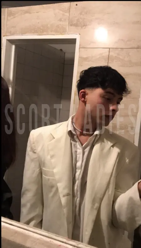 Escort masculino. Hombre fogoso y muy sexi
